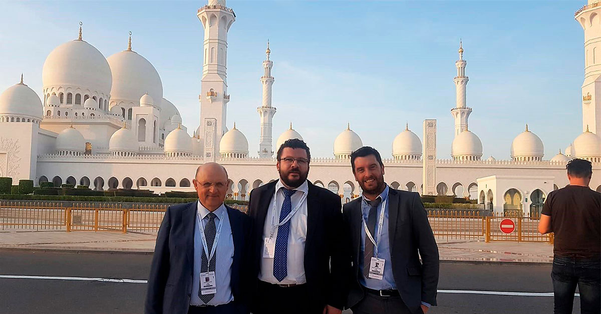 Staff comercial de Chemik frente al Taj Mahal