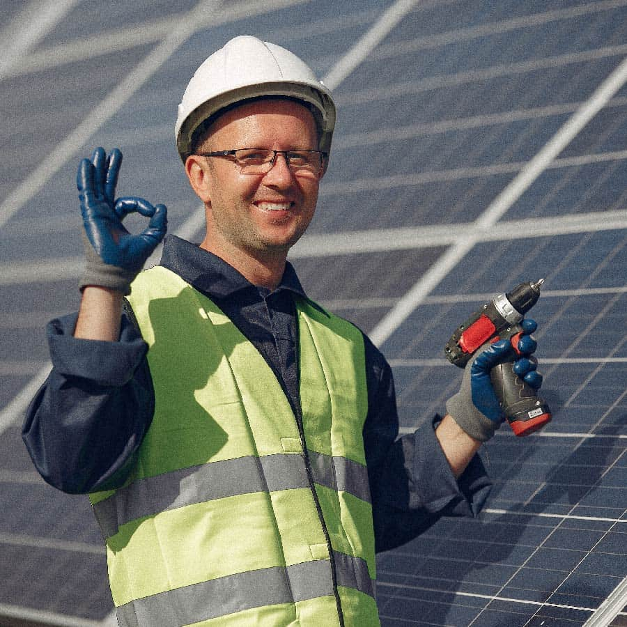 TRabajador de energía solar