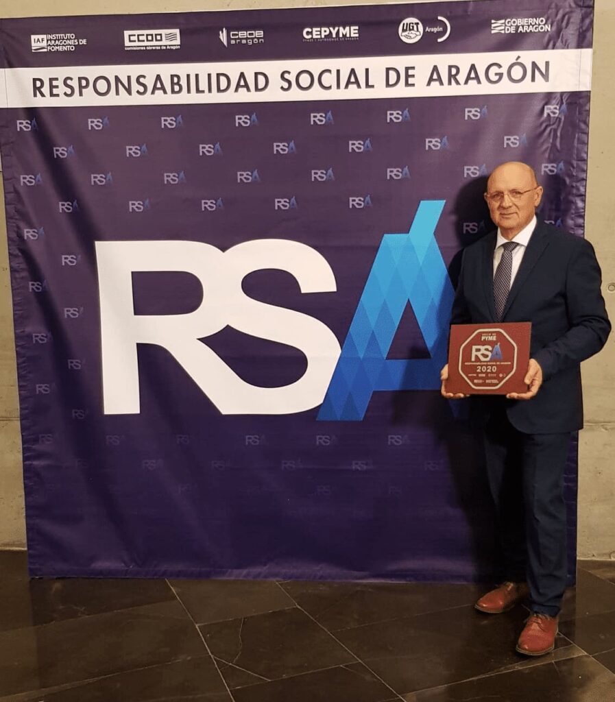 CEO de Chemik recibiendo el sello RSA 2020