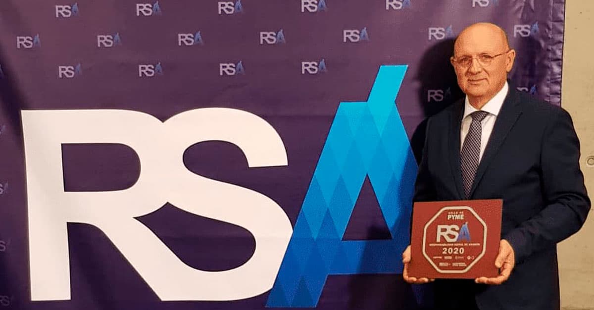 CEO de Chemik recibiendo el sello RSA 2020