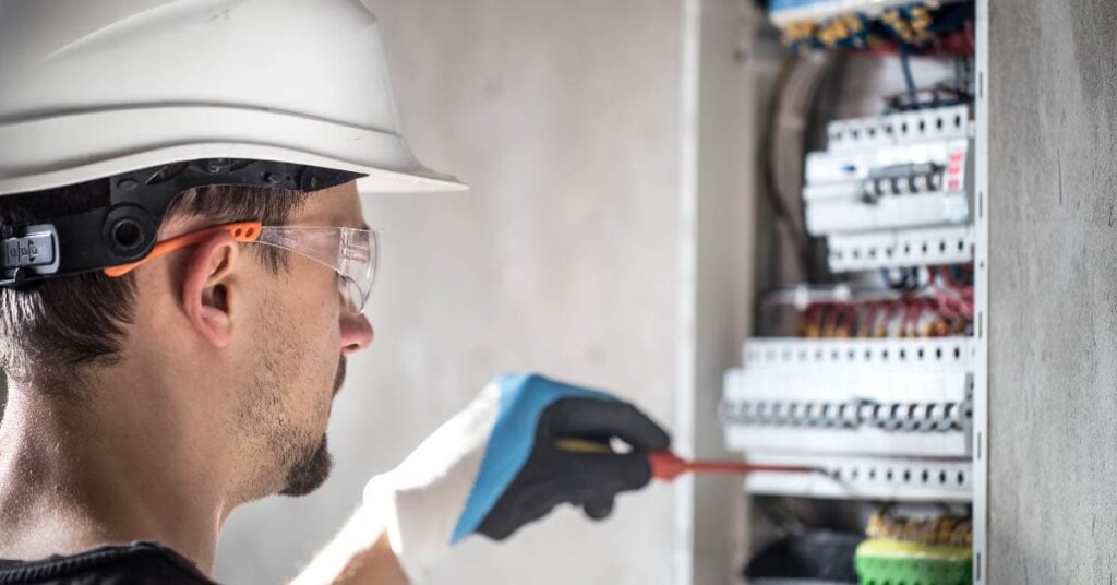 Cómo conectar el cuadro eléctrico de una vivienda 1 Operacio conectando un cuadro eléctrico