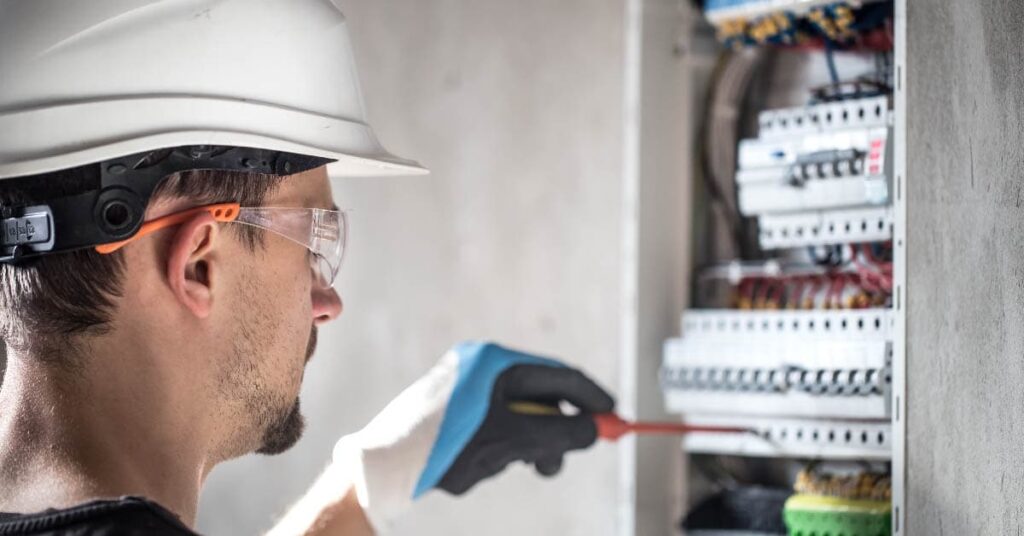 Operacio conectando un cuadro eléctrico